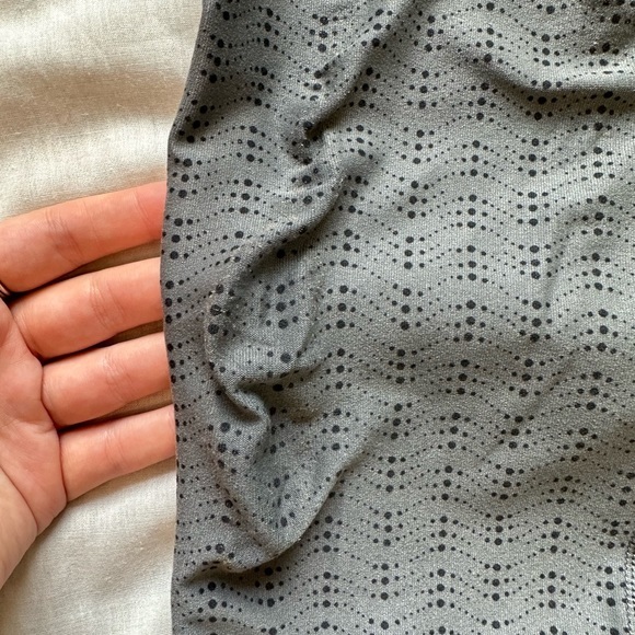 Nike Dri-Fit 3/4 Leggings Legend Pant in Gray and Black Wave Dot Design XS - Picture 3 of 7